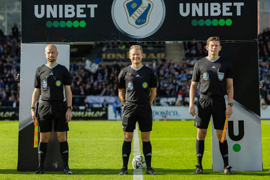 Domare Fredrik Klitte med assisterande domare Simon