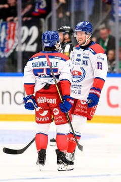 Oskarshamns David Quenneville och Rasmus Bengtsson jublar