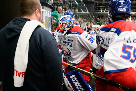 Oskarshamns målvakt Emil Kruse lämnar isen