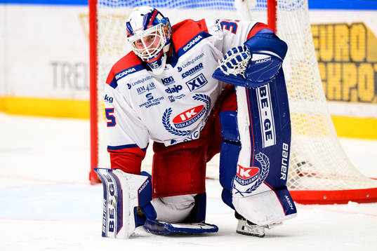 Oskarshamns målvakt Emil Kruse har ont och lämnar isen