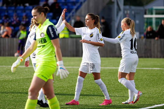 AIKs Adelisa Grabus och Matilda Nildén jublar efter 3-0