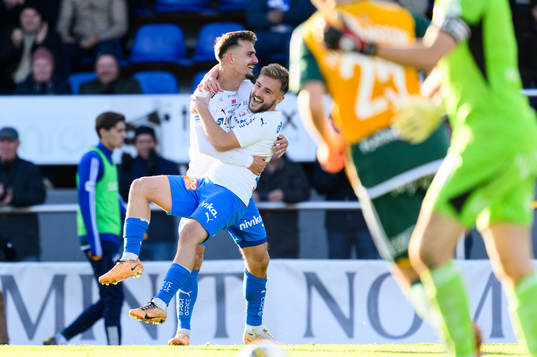 Värnamos Ajdin Zeljkovic och Albion Ademi jublar