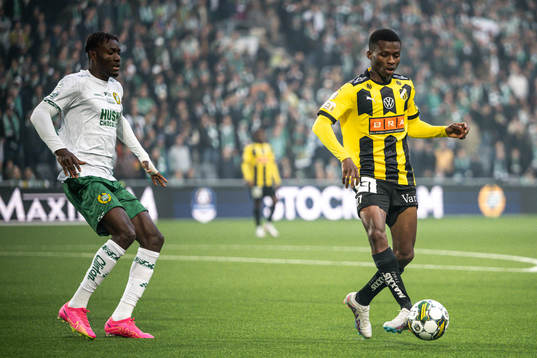 Hammarbys Nathaniel Adjei och Häckens Akoua Romeo Amane