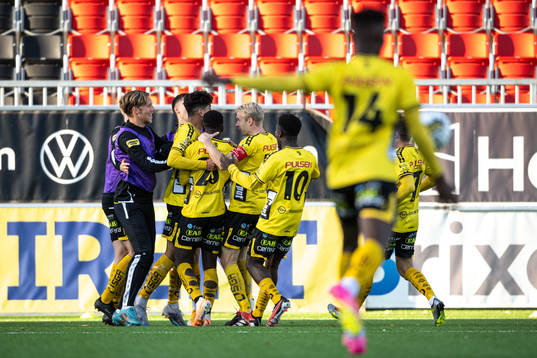 Elfsborgs Emmanuel Boateng jublar med lagkamrater