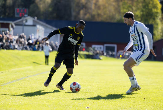 Växjö Norras Daniel Luzze och IFK Karlshamns Adam Nensén