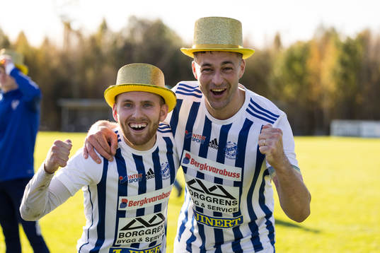 IFK Karlshamns Lukas Jönsson och Karl Lindqvist jublar
