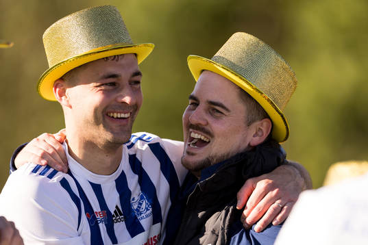 IFK Karlshamns Karl Lindqvist och tränare Filip Heimfors jublar
