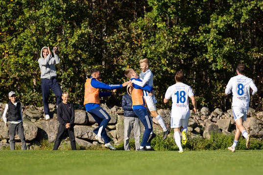 IFK Karlshamns Lukas Jönsson jublar efter sitt 0-1 mål