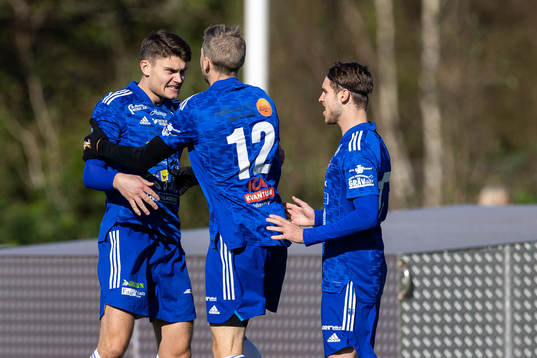 Böljan Falkenbergs Albin Andersson jublar efter 1-0
