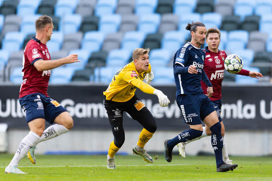 Utsiktens Edin Hamidovic mot Örgrytes målvakt Mathias