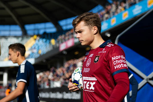 Örgrytes Linus Tagesson innan fotbollsmatchen i Superettan