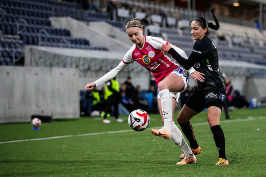 IK Uppsalas Julia Ragnarsson och Växjö DFFs Nesrin Akgun