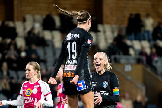 Växjö DFFs Larkin Russel och Emma Pennsäter jublar
