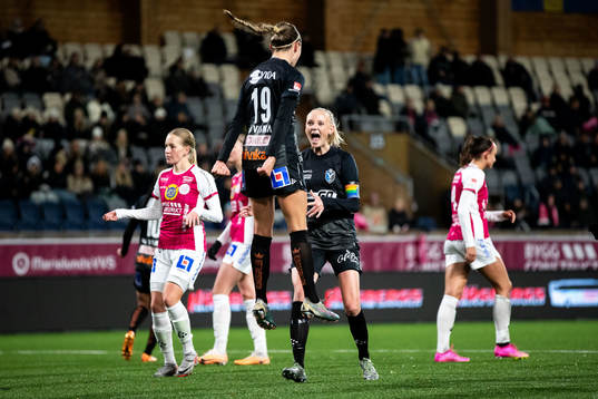 Växjö DFFs Larkin Russel och Emma Pennsäter jublar