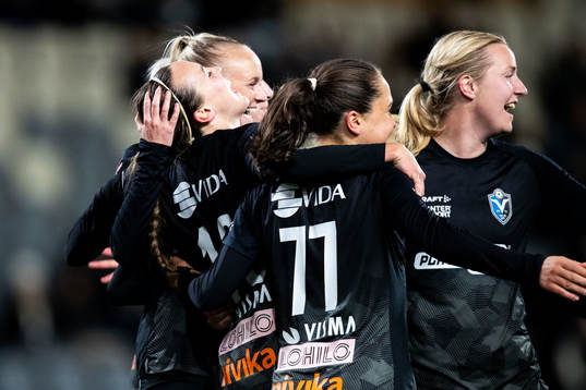 Växjö DFFs Larkin Russel jublar med lagkamrater