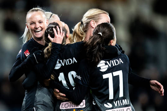 Växjö DFFs Emma Pennsäter och Larkin Russel jublar med