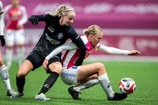 Växjö DFFs Hanna Stokki och IK Uppsalas Elin Rombing