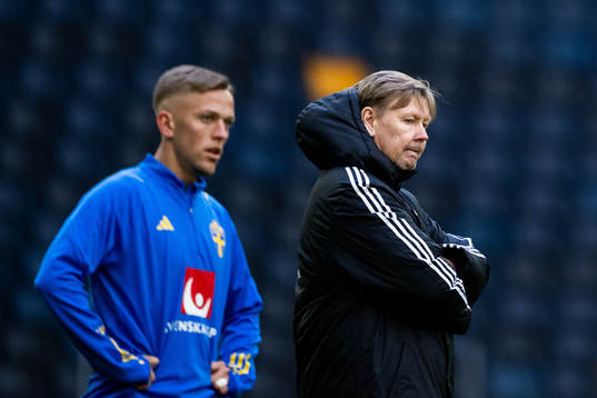 Jesper Karlsson and Peter Wettergren, assistant coach of the Swedish national football team at a training session