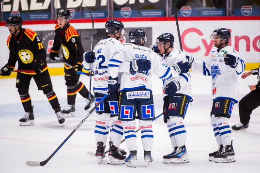 Karlskogas spelare jublar