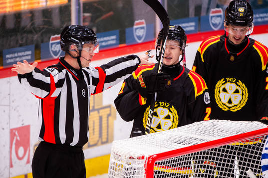 Domare Stefan Johansson signalerar ej mål