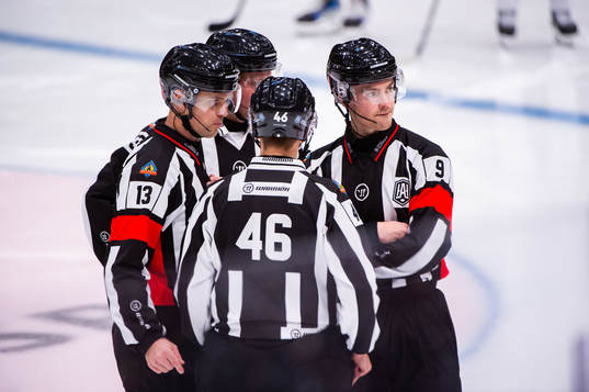 Domare Stefan Johansson, linjedomare Peter A Eriksson,