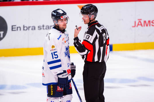 Karlskogas Gustaf Franzen i diskussion med domare Stefan
