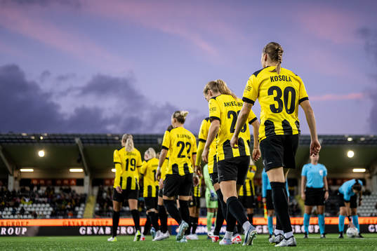 Players of Häcken enter the pitch ahead of the UEFA Women's Champions League qualifying match between Häcken and Twente on October 11, 2023 in Gothenburg. 