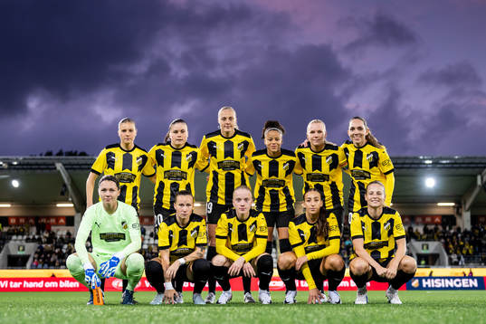 The starting eleven of Häcken pose for a team photo