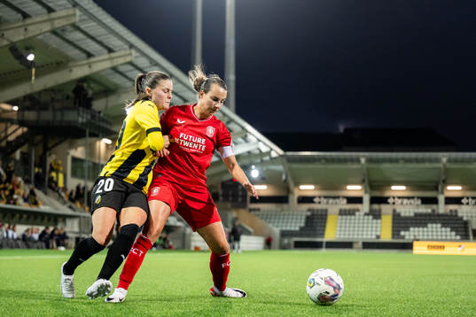 Hanna Wijk of Häcken and Renate Jansen of Twente