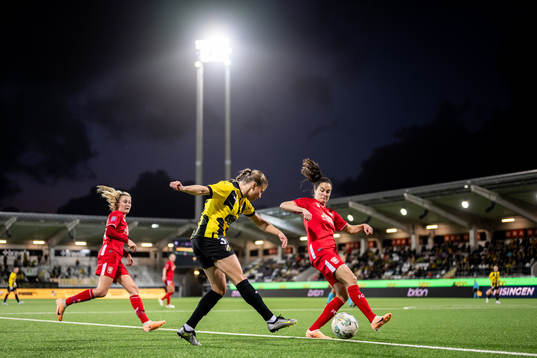 Katariina Kosola of Häcken and Caitlin Dijkstra of Twente