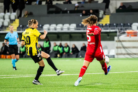 Katariina Kosola of Häcken scores the 2-1 goal