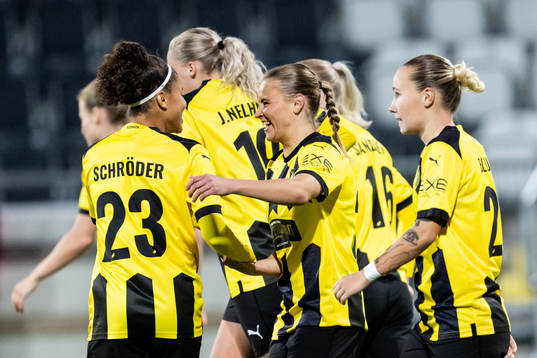Katariina Kosola of Häcken (c) celebrate with team mates