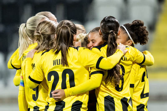 Katariina Kosola of Häcken (c) celebrate with team mates