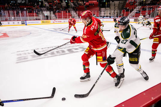 Kalmars Roni Allen och Östersunds Sebastian Benker