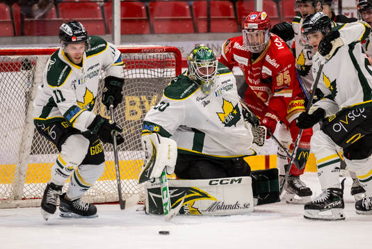 Östersunds Josef Ingman och målvakt Isak Mantler