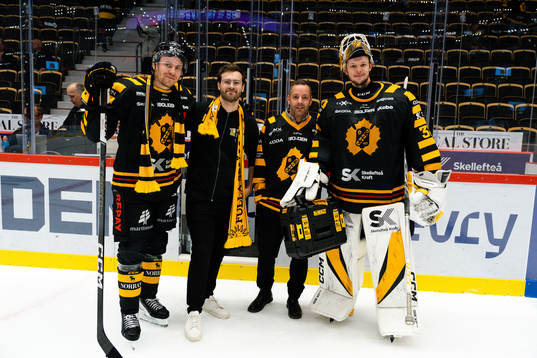 Skellefteås Pär Lindholm och målvakt Linus Söderström