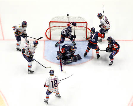 Spel framför Linköpings målvakt Marcus Högbergs mål