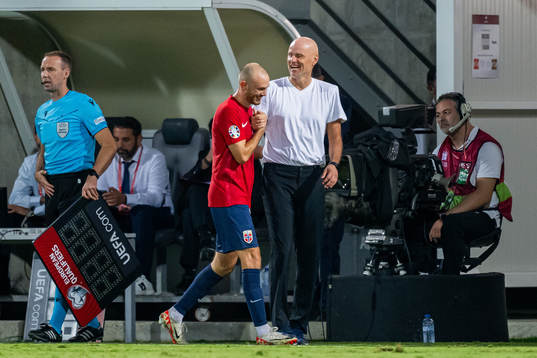 Fredrik Aursnes and Ståle Solbakken, head coach of Norway