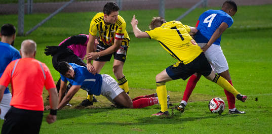 IFK Hässleholms  Isak Orajärvi och Edvin Nilsson sysselsätter Balkans försvar i matchen i div. 2 mellan IFK Hässleholm och FBK Balkan i Hässleholm 13 oktober 2023.