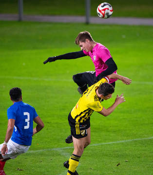IFK Hässleholms  Isak Orajärvi och Balkans målvakt i matchen i div. 2 mellan IFK Hässleholm och FBK Balkan i Hässleholm 13 oktober 2023.