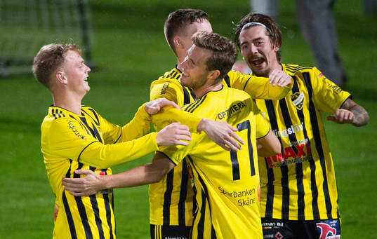 IFK Hässleholms Marcus Thuvesson har gjort mål och grattas