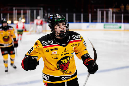 Luleås Ronja Savolainen jublar