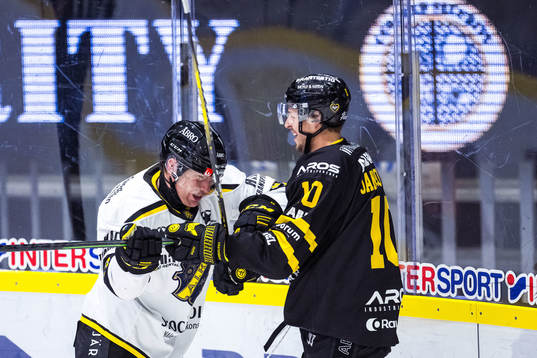 AIKs Richard Gynge och Västerås IKs Jimmie Jansson Lorek