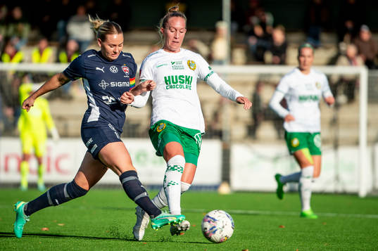 FC Rosengårds Emma Jansson mot Hammarbys Julia Roddar