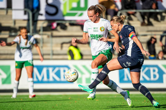Hammarbys Ellen Wangerheim mot FC Rosengårds Emma Jansson