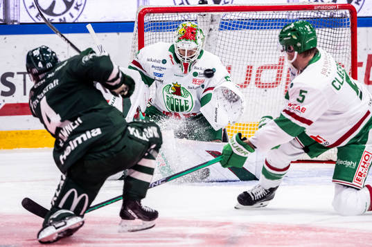 Färjestads Oscar Lawner mot Rögles målvakt Petr Kvaca