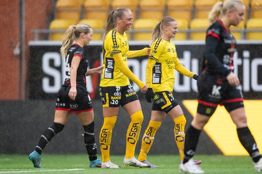 Elfsborgs Stina Jensen jublar med Hanna Jiozon