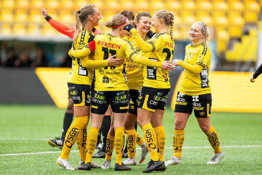 Elfsborgs spelare jublar efter mål av Leann Nyström