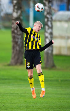 IFK Hässleholms Linus Roslund i matchen i div. 1 för P17, region 1, mellan IFK Hässleholm och Landskrona BoIS i Hässleholm 14 oktober 2023.