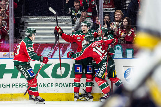 Frölundas Max Friberg jublar med lagkamrater
